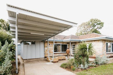 Design ideas for a small midcentury exterior in Adelaide.
