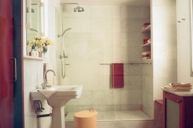 Foto de cuarto de baño ecléctico de tamaño medio con lavabo con pedestal, ducha empotrada, sanitario de una pieza, baldosas y/o azulejos rojos, baldosas y/o azulejos en mosaico, paredes blancas y suelo de baldosas de cerámica