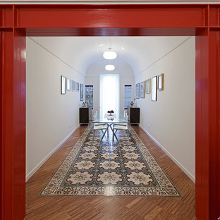 バーリの広い地中海スタイルのLDKの画像 (白い壁、無垢フローリング)