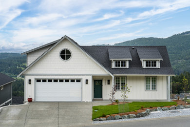 Foto de fachada de casa blanca y negra clásica de tres plantas con revestimiento de aglomerado de cemento, tejado a doble faldón, tejado de teja de madera y panel y listón