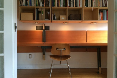 Home office - 1960s home office idea in Vancouver