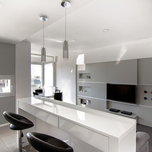 カリアリの中サイズのコンテンポラリースタイルのLDKの画像 (グレーの壁)
