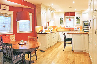 Example of a classic kitchen design in Boston