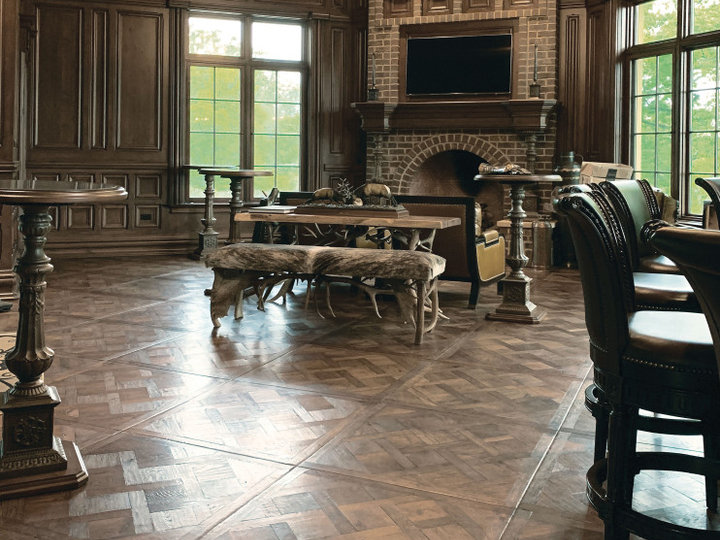 Traditional Family Room - Home Bar
