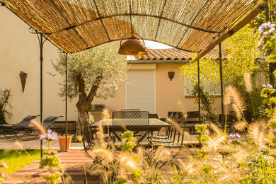 Idées déco pour un petit jardin arrière exotique l'été avec un bassin et une exposition partiellement ombragée.