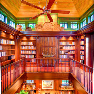 Idéer för en mycket stor klassisk hall, med bruna väggar och mellanmörkt trägolv