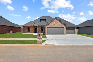 Example of an exterior home design in Oklahoma City