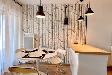 Cette image montre un bureau design de taille moyenne et de type studio avec un mur blanc, parquet clair, un bureau intégré et un sol marron.