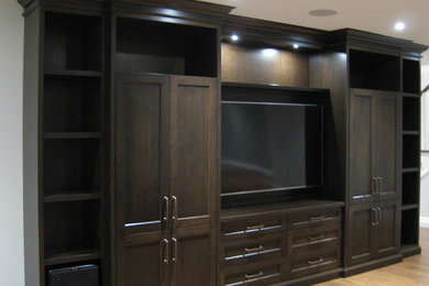 Example of a transitional living room design in Toronto