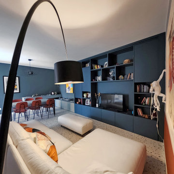 Oasi colorata: soggiorno e cucina tra Blu, Verde e Arancio