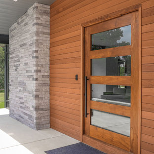 Exempel på ett mellanstort lantligt vitt hus, med två våningar, pulpettak, tak i shingel och blandad fasad