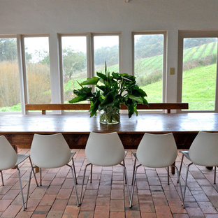 Landhausstil Esszimmer mit Backsteinboden in Adelaide