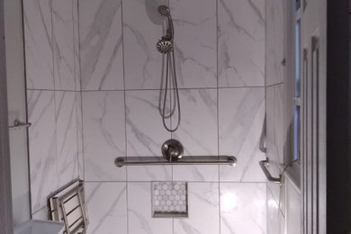 Diseño de cuarto de baño principal minimalista con baldosas y/o azulejos blancos, baldosas y/o azulejos de mármol y encimera de azulejos