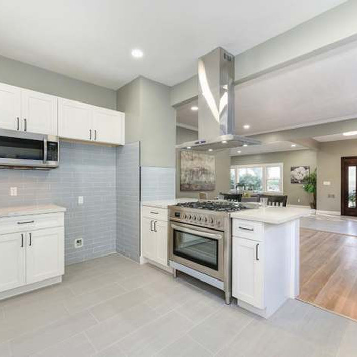 Elegant kitchen photo in Sacramento