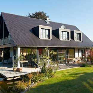 Mittelgroßes, Zweistöckiges, Weißes Klassisches Einfamilienhaus mit Glasfassade, Satteldach und Ziegeldach in Stuttgart