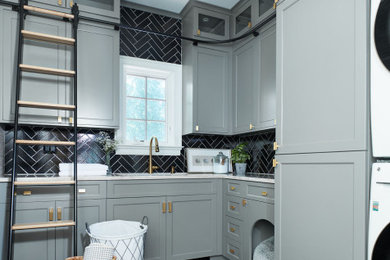 Laundry room - transitional laundry room idea in Bridgeport