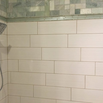 Bath with staggered tile