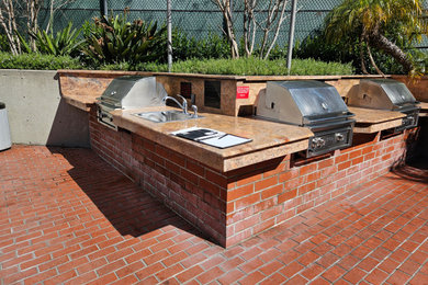 Inspiration for a timeless courtyard patio kitchen remodel in Los Angeles
