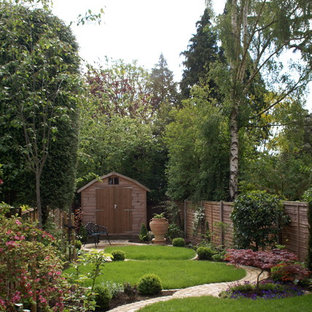 Réalisation d'un jardin arrière chalet de taille moyenne avec une exposition partiellement ombragée, une entrée ou une allée de jardin et des pavés en brique.