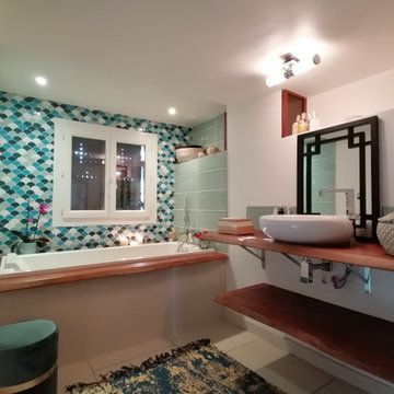 Salle de bain parentale donnant sur le jardin et la piscine