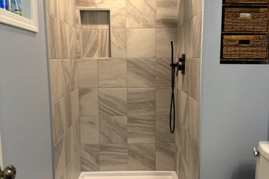Example of a minimalist bathroom design in Seattle