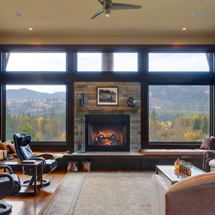 Foto på ett mellanstort funkis allrum med öppen planlösning, med ett finrum, beige väggar, ljust trägolv, en standard öppen spis och en spiselkrans i metall