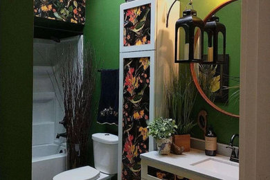 グランドラピッズにあるエクレクティックスタイルのおしゃれなトイレ・洗面所の写真