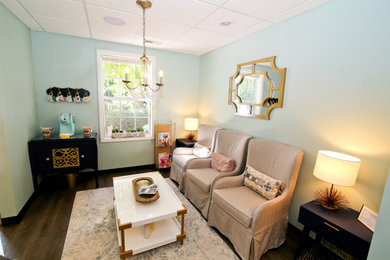 Diseño de salón para visitas abierto clásico renovado de tamaño medio con paredes azules