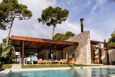 Imagen de casa de la piscina y piscina alargada actual de tamaño medio rectangular en patio