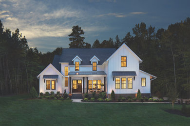 Modelo de fachada de casa blanca y negra campestre extra grande de dos plantas con revestimientos combinados, tejado de varios materiales y panel y listón