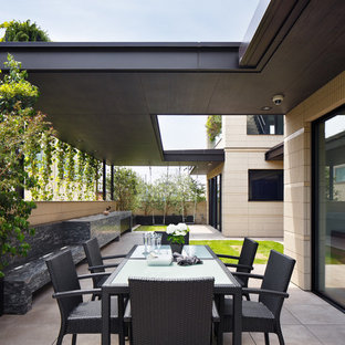 東京23区のミッドセンチュリースタイルのおしゃれなテラス・中庭 (張り出し屋根) の写真