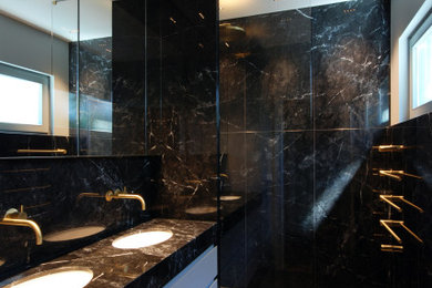 Kleines Modernes Duschbad mit grauen Schränken, bodengleicher Dusche, schwarzen Fliesen, Marmorfliesen, grauer Wandfarbe, Marmorboden, Unterbauwaschbecken, Marmor-Waschbecken/Waschtisch, schwarzem Boden, offener Dusche, Doppelwaschbecken, eingebautem Waschtisch und schwarzer Waschtischplatte in Köln
