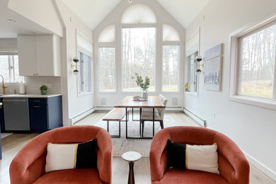 Idee per un soggiorno minimalista di medie dimensioni e aperto con pareti bianche, camino classico, cornice del camino piastrellata e TV a parete