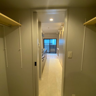 Immagine di una cabina armadio unisex moderna di medie dimensioni con nessun'anta, pavimento in linoleum, pavimento beige e soffitto in perlinato