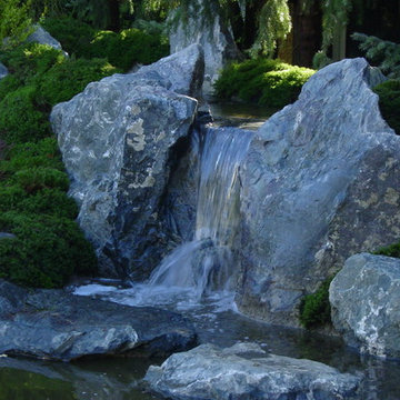 Moosgarten mit Teich und Wasserfall in Gießen