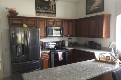 Kitchen - traditional kitchen idea in Phoenix