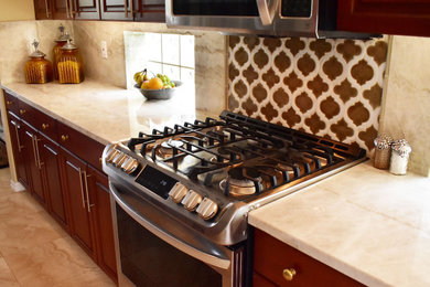Inspiration for a timeless kitchen remodel in Tampa