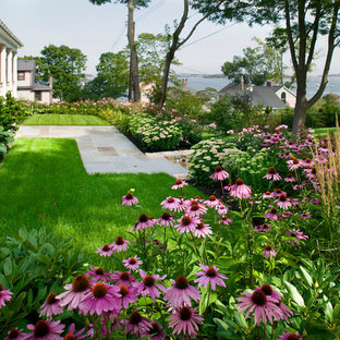 ボストンのトラディショナルスタイルのおしゃれな裏庭の写真