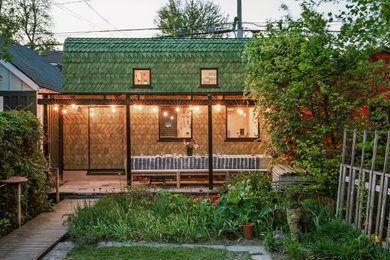 Small detached one-car garage workshop photo in Toronto