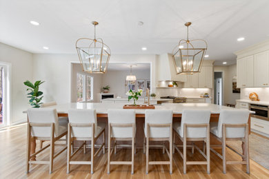 Example of a classic kitchen design in Cleveland