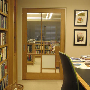 Idee per un ampio studio tradizionale con libreria, pareti bianche, moquette, nessun camino e scrivania autoportante