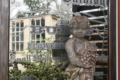 Inspiration for a small shabby-chic style patio remodel in New Orleans