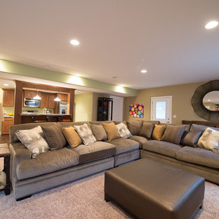 ソルトレイクシティの大きいおしゃれな地下室 (半地下 (ドアあり)、ベージュの壁、カーペット敷き、標準型暖炉、タイルの暖炉まわり) の写真