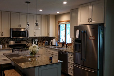 Elegant kitchen photo in Chicago