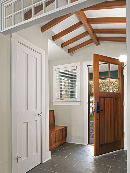 Rustikaler Eingang mit hellbrauner Holztür: Hauseingang