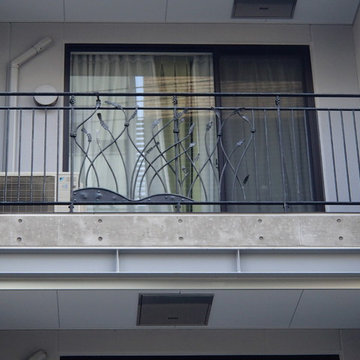 小さな賃貸マンションの門扉とバルコニーフェンス