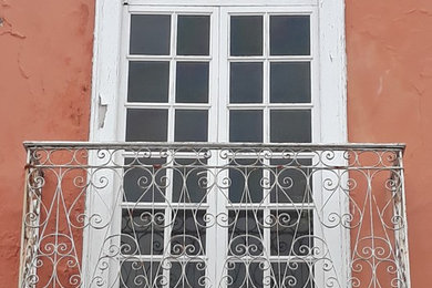Diseño de balcones tradicional con barandilla de metal