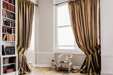 Example of a classic family room design in New York