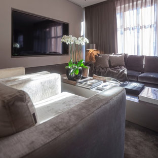 Exemple d'une grande salle de cinéma tendance ouverte avec un mur gris, un sol en carrelage de céramique et un écran de projection.