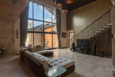 На фото: большая парадная, открытая гостиная комната в современном стиле с коричневыми стенами, полом из керамической плитки, отдельно стоящим телевизором, бежевым полом, многоуровневым потолком, панелями на стенах и красивыми шторами